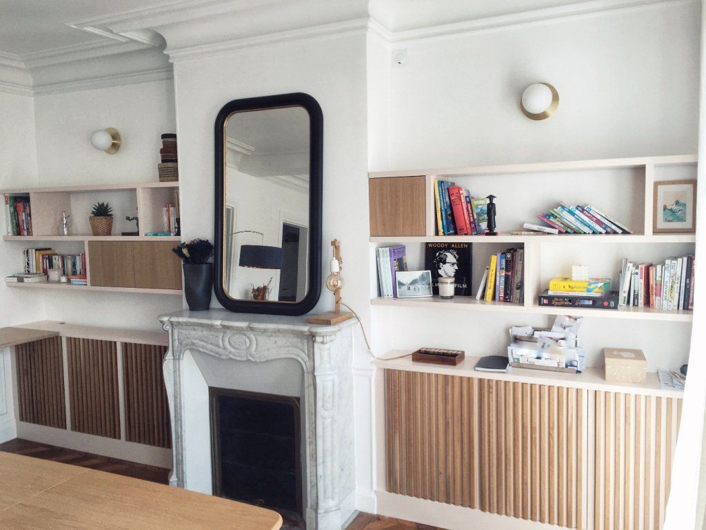 Bibliothèque et bureau sur mesure encadrant une cheminée ancienne